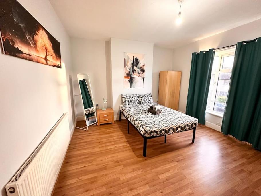4 Bedroom House In Se4 *