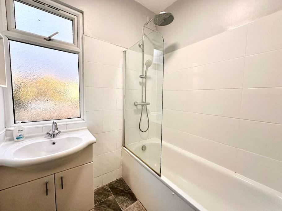 4 Bedroom House In Se4 Apartment *