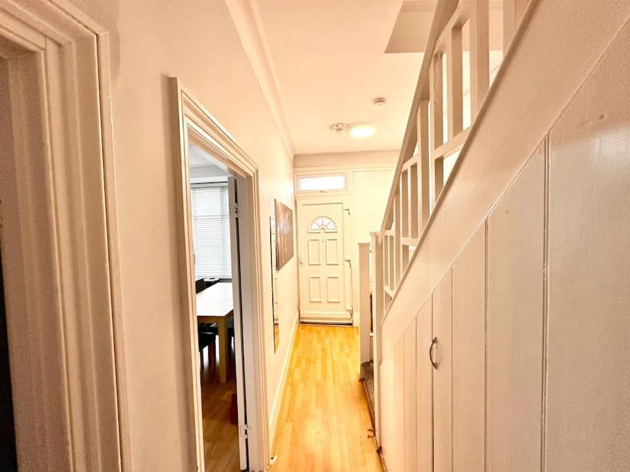 Apartment 4 Bedroom House In Se4 London