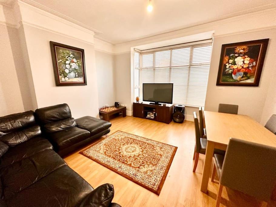 4 Bedroom House In Se4 London