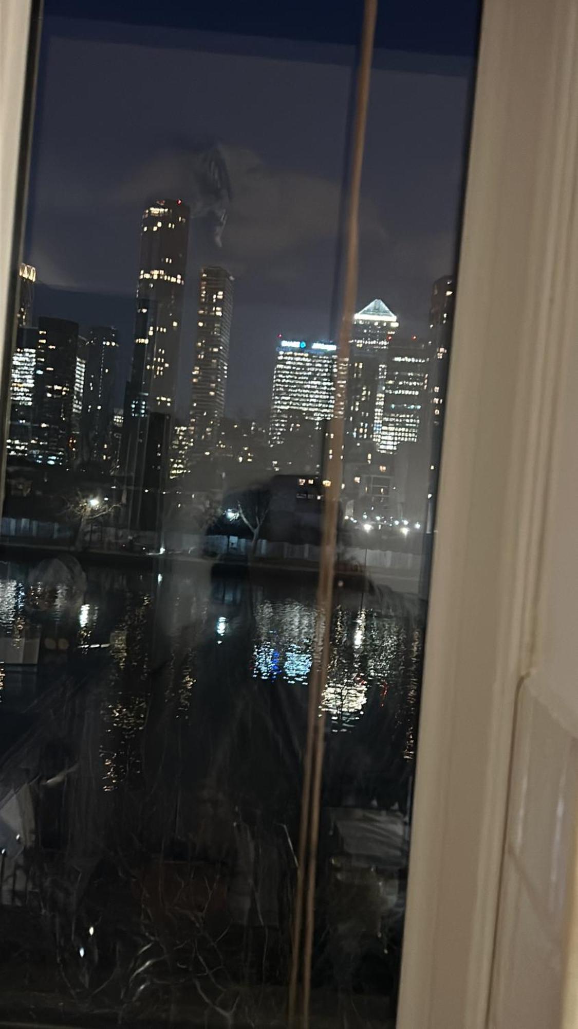 Beautiful View Near Canary Wharf Apartment