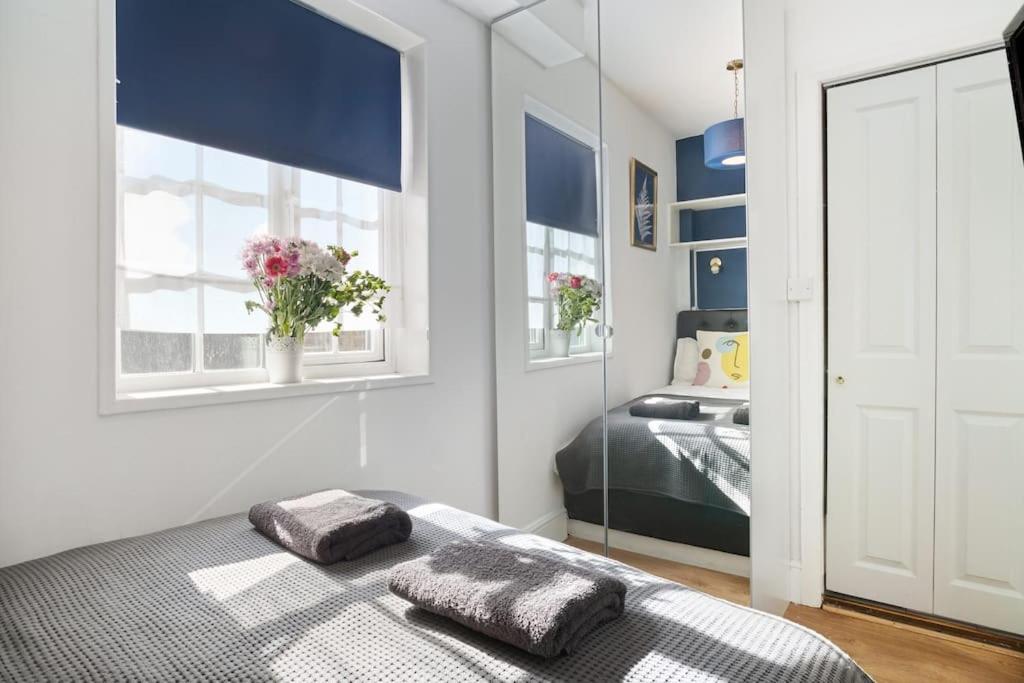 Apartment Flat In Victorian West Kensington Mansion With Balcony