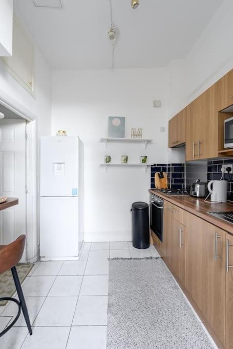 Flat In Victorian West Kensington Mansion With Balcony