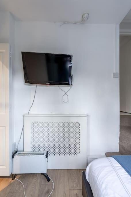 Apartment Flat In Victorian West Kensington Mansion With Balcony London