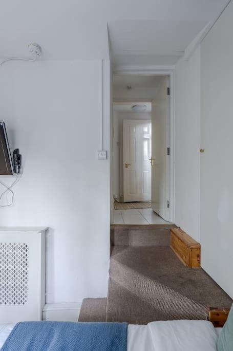 Apartment Flat In Victorian West Kensington Mansion With Balcony
