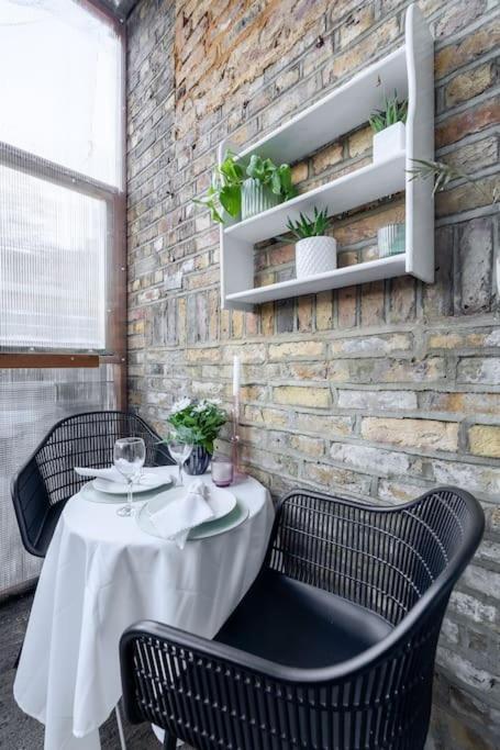 Apartment Flat In Victorian West Kensington Mansion With Balcony