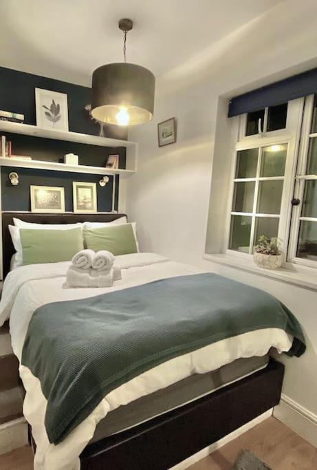 Apartment Flat In Victorian West Kensington Mansion With Balcony