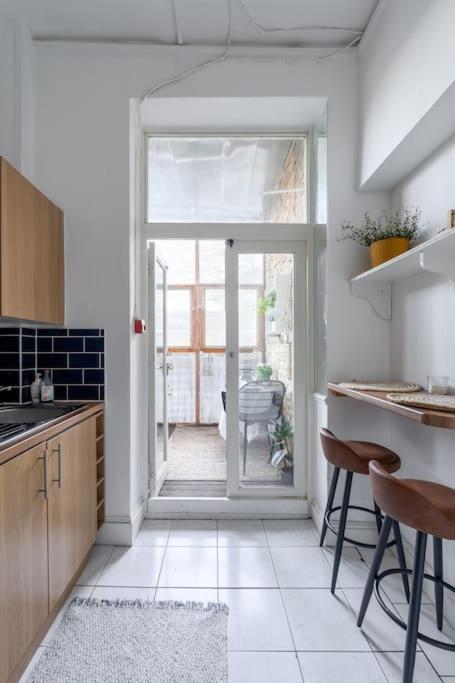 Flat In Victorian West Kensington Mansion With Balcony