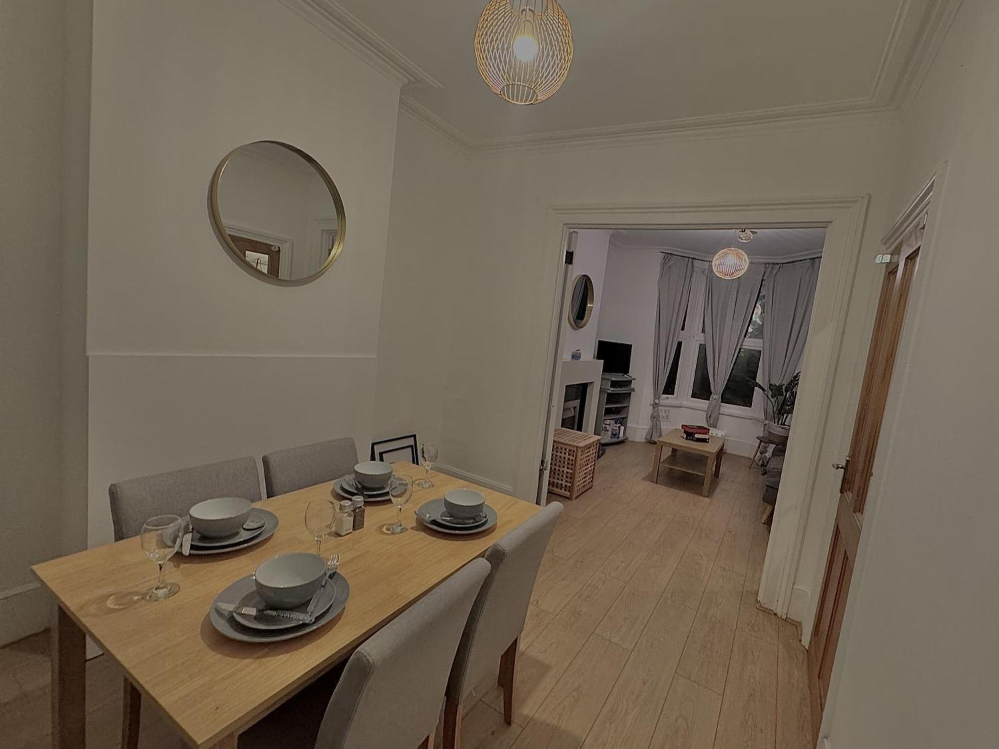 Spacious 3 Bedroom House Near London, O2, Excel, Stratford, Tube Station & Parking Available Сasa de vacaciones *