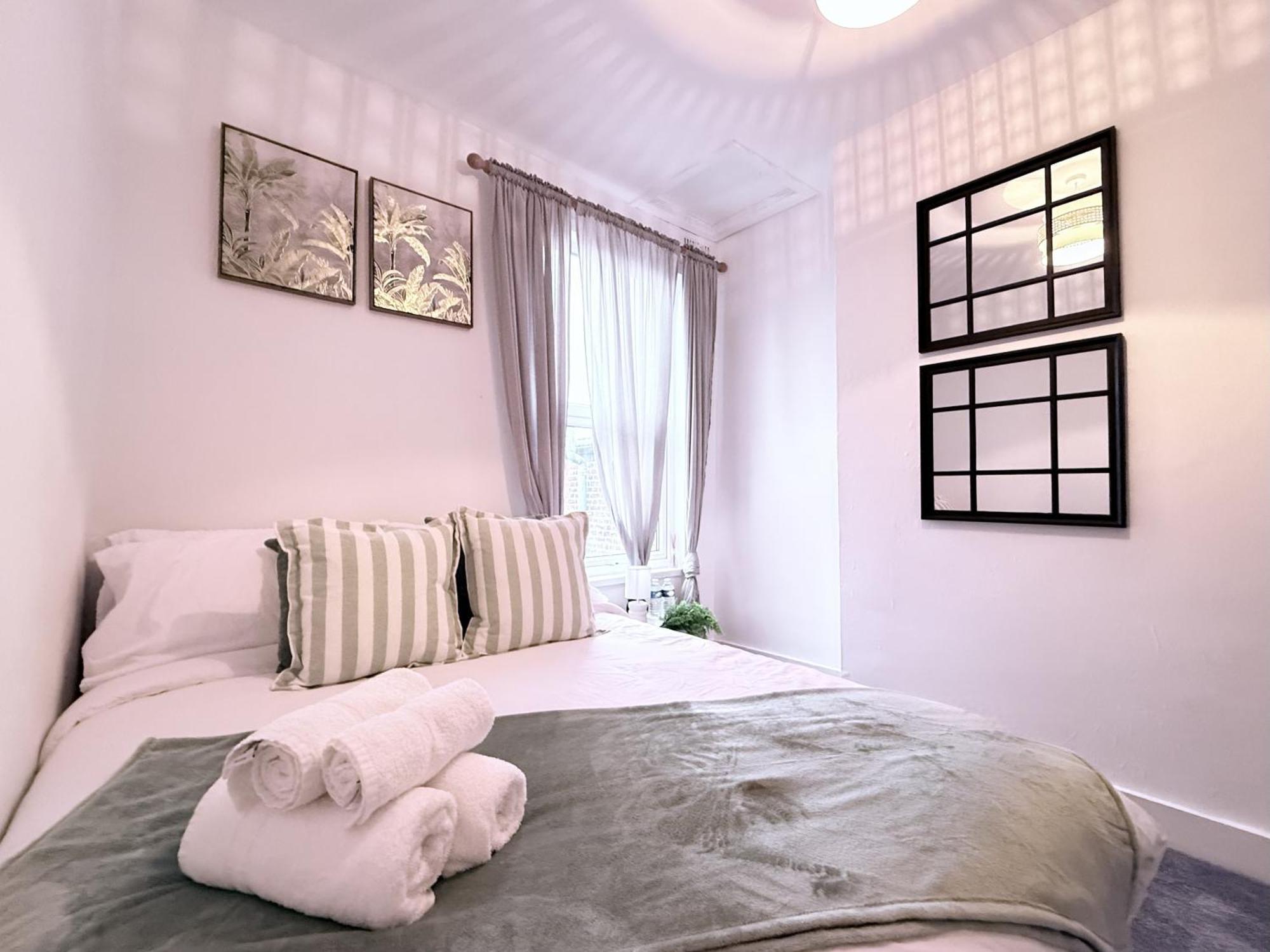 Сasa de vacaciones Spacious 3 Bedroom House Near London, O2, Excel, Stratford, Tube Station & Parking Available *