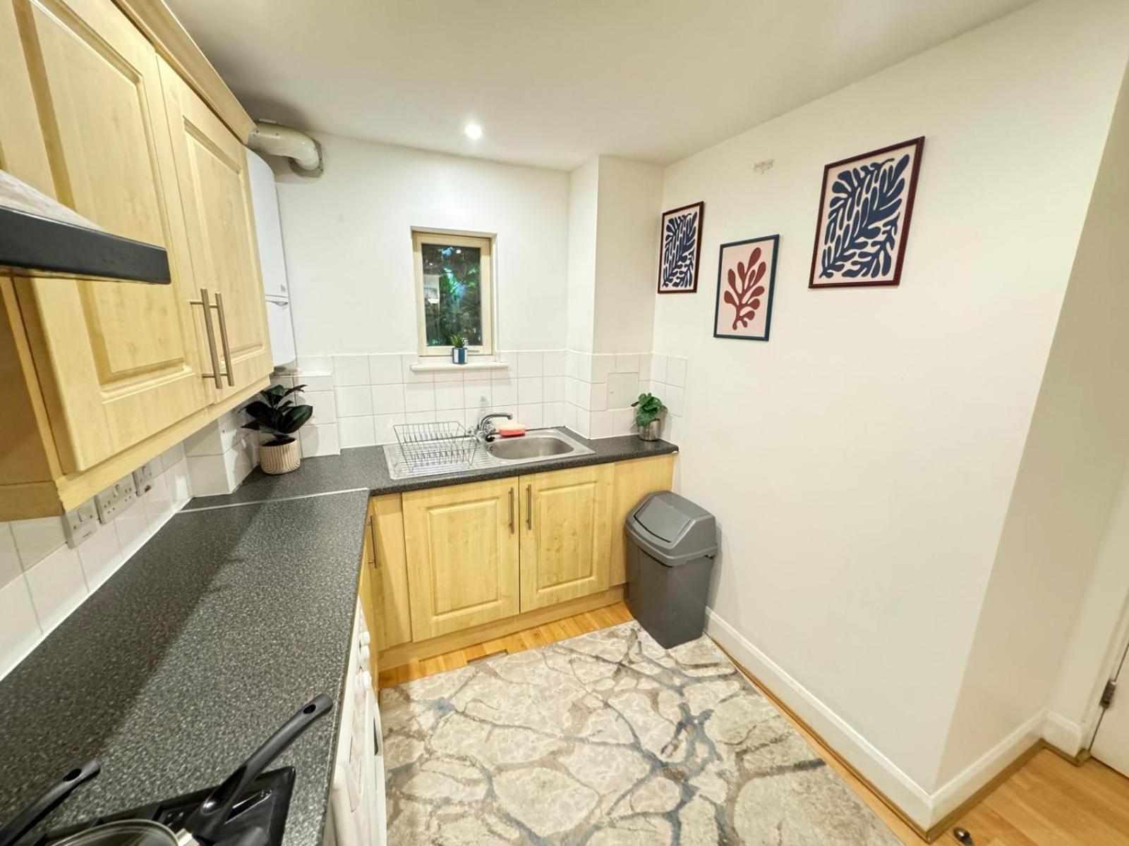 Beautiful Family In Appartement Londen