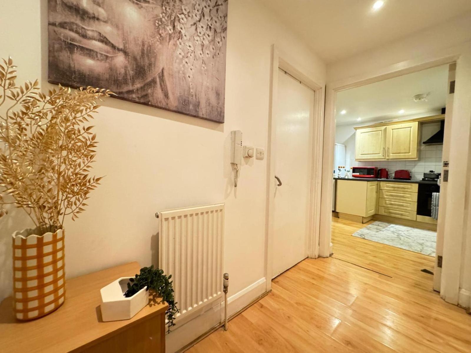 Beautiful Family In Appartement Londen