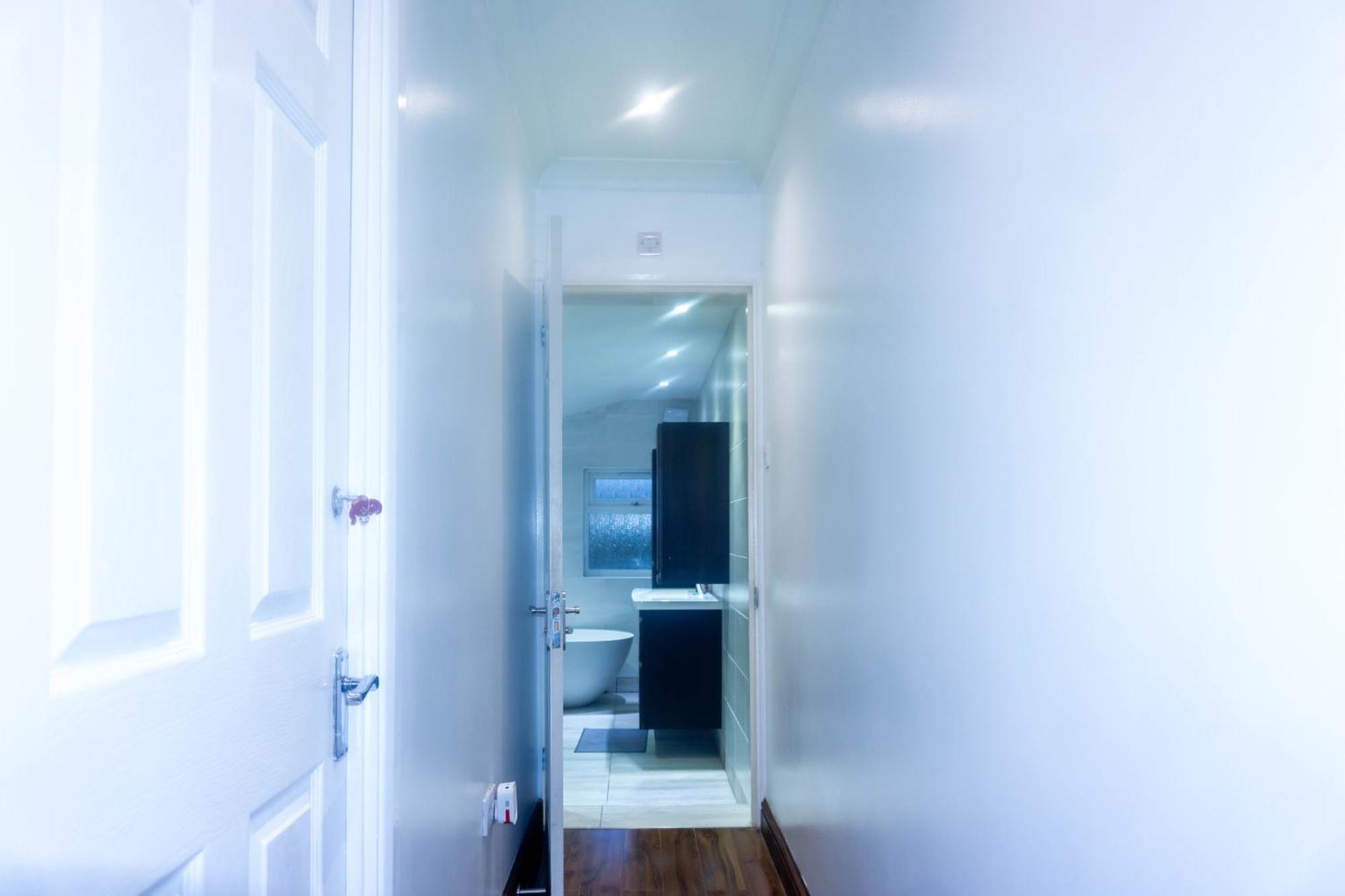 Modern, Cozy 3-bed House In Perfect For Families, Contractors And Groups! * Londen