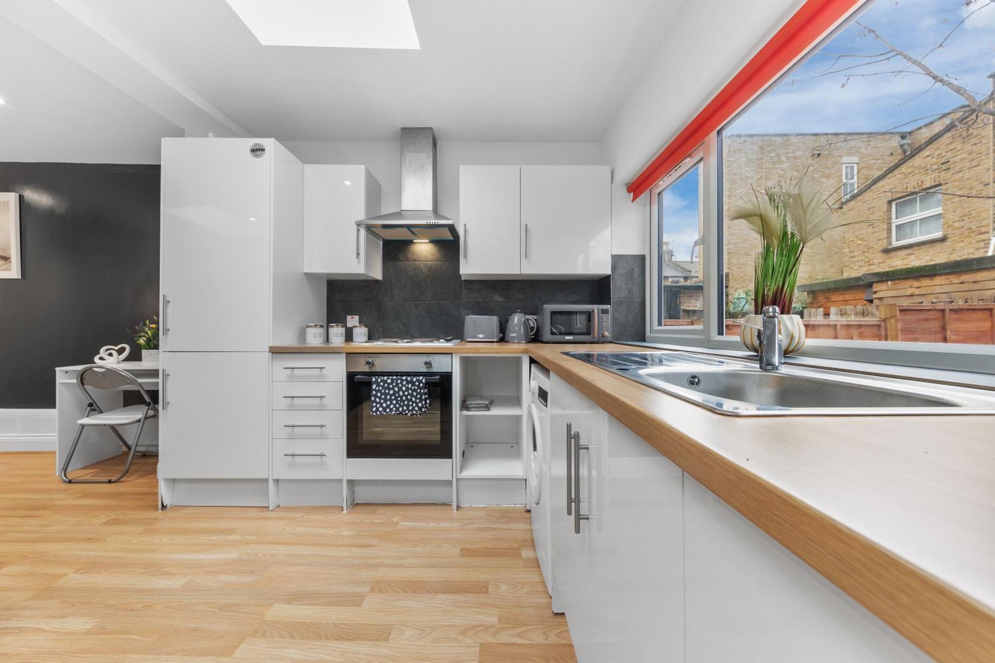 Immaculate 2-bed Escape- Sleeps 6- Garden & Parking - 15 Mins To Central- Save 20 Percent Weekly! *