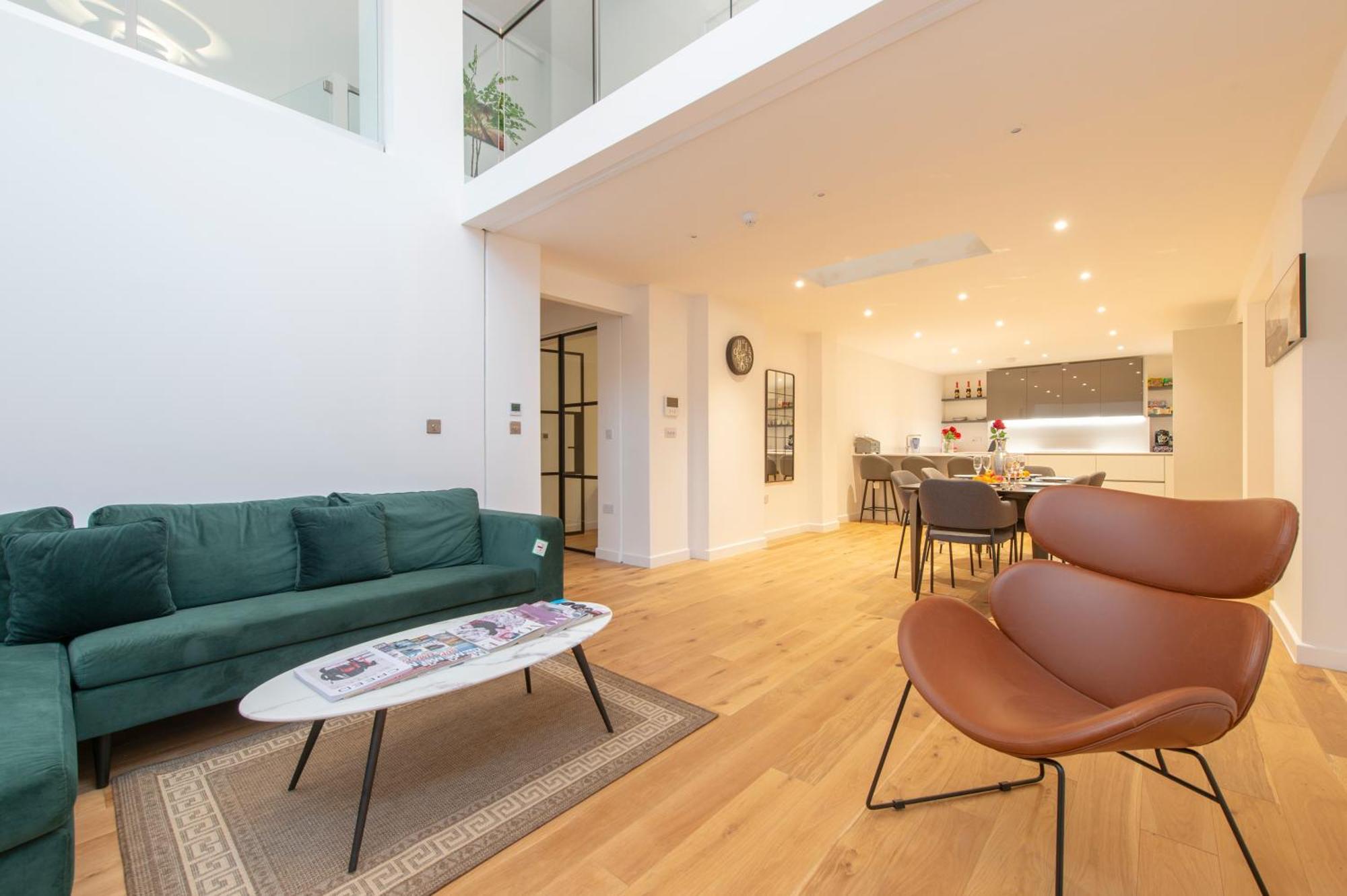 Exquisite 3br Duplex Period Conversion, Air-con & Amenities Apartamento