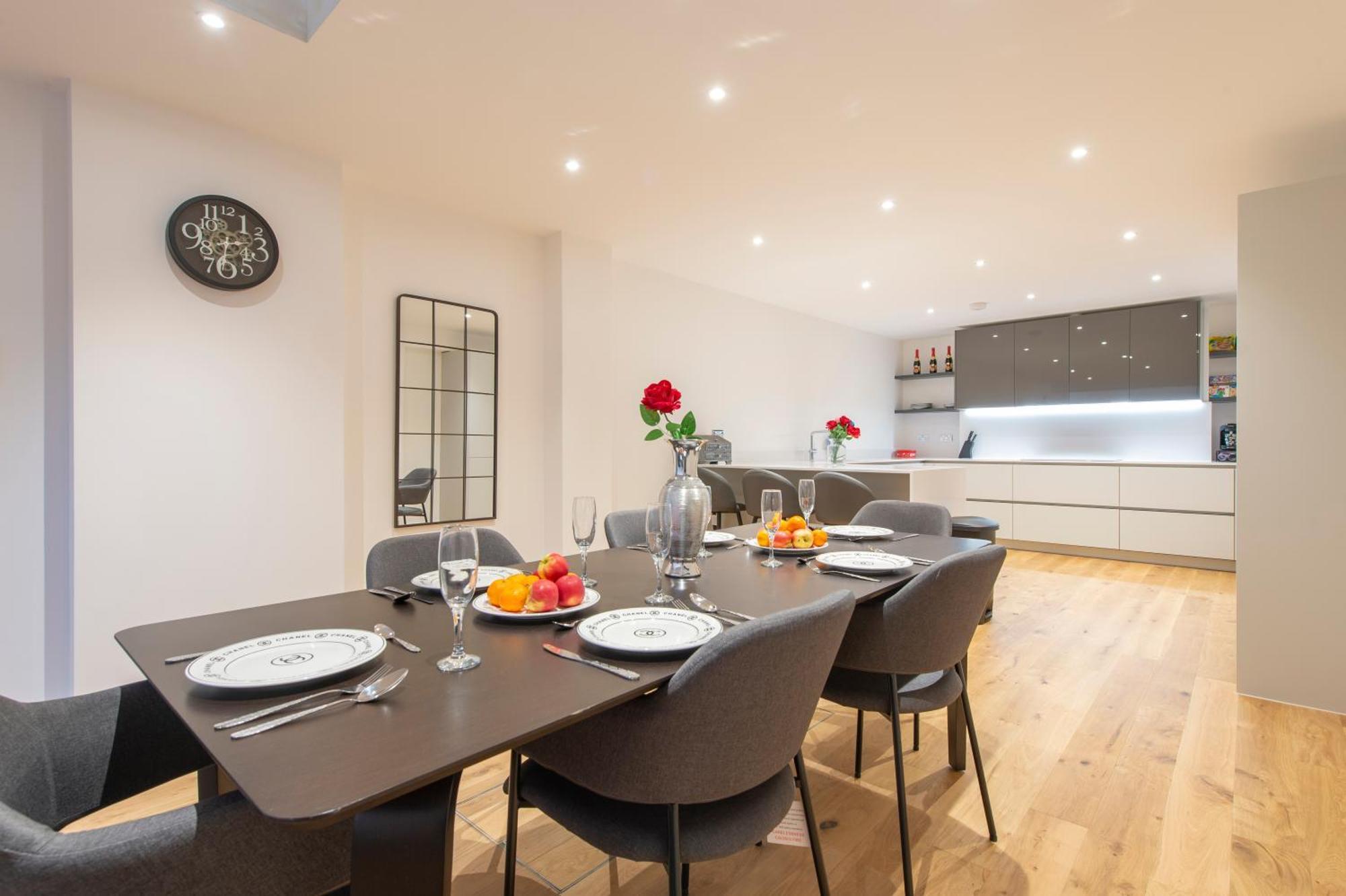 Exquisite 3br Duplex Period Conversion, Air-con & Amenities Apartamento