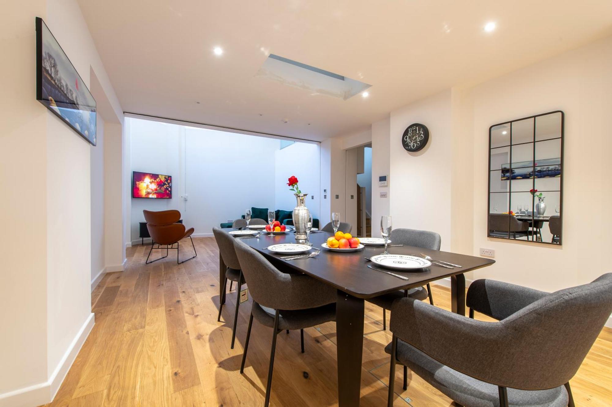 Exquisite 3br Duplex Period Conversion, Air-con & Amenities Apartamento Londres