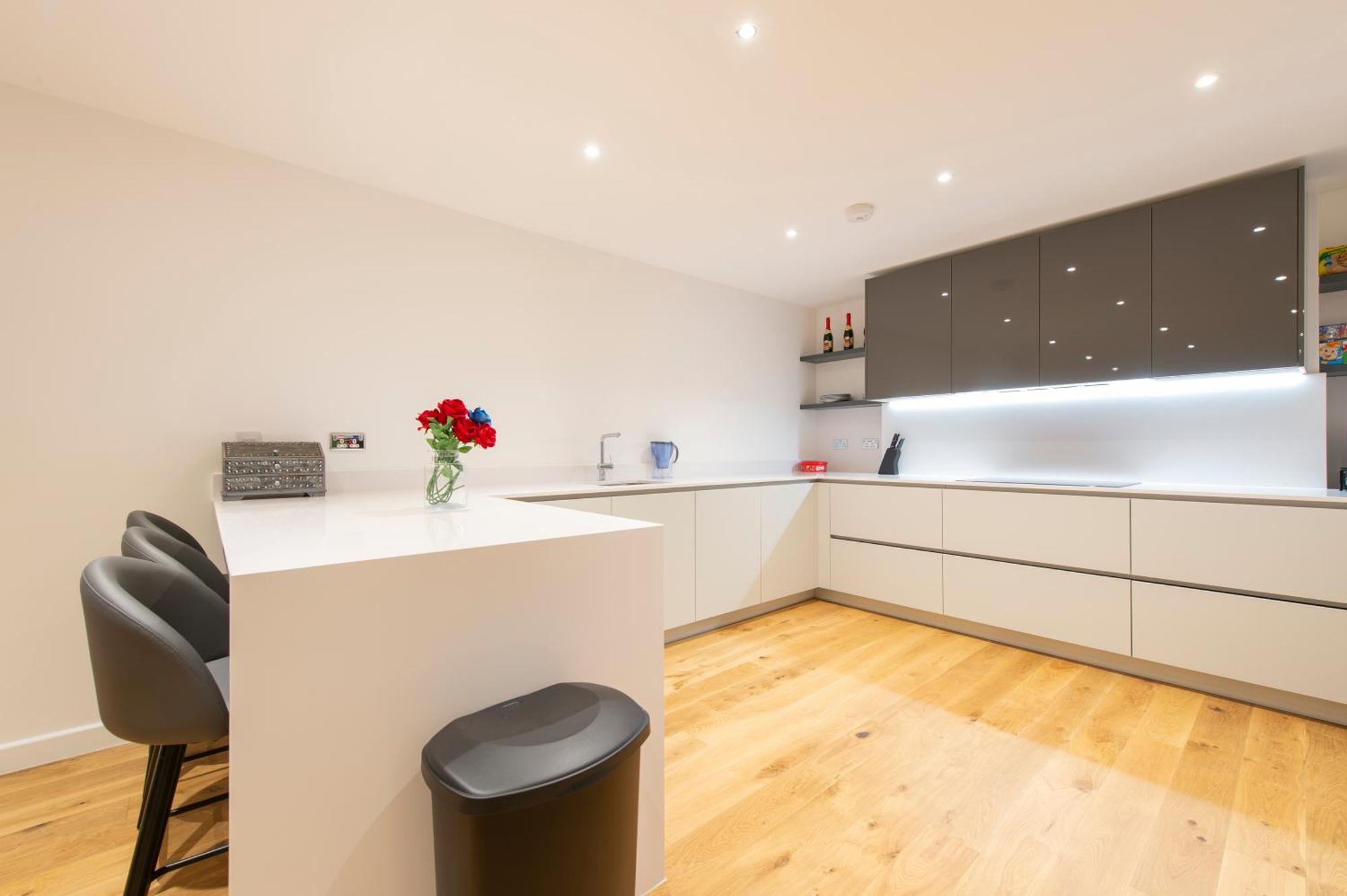 Exquisite 3br Duplex Period Conversion, Air-con & Amenities Apartamento