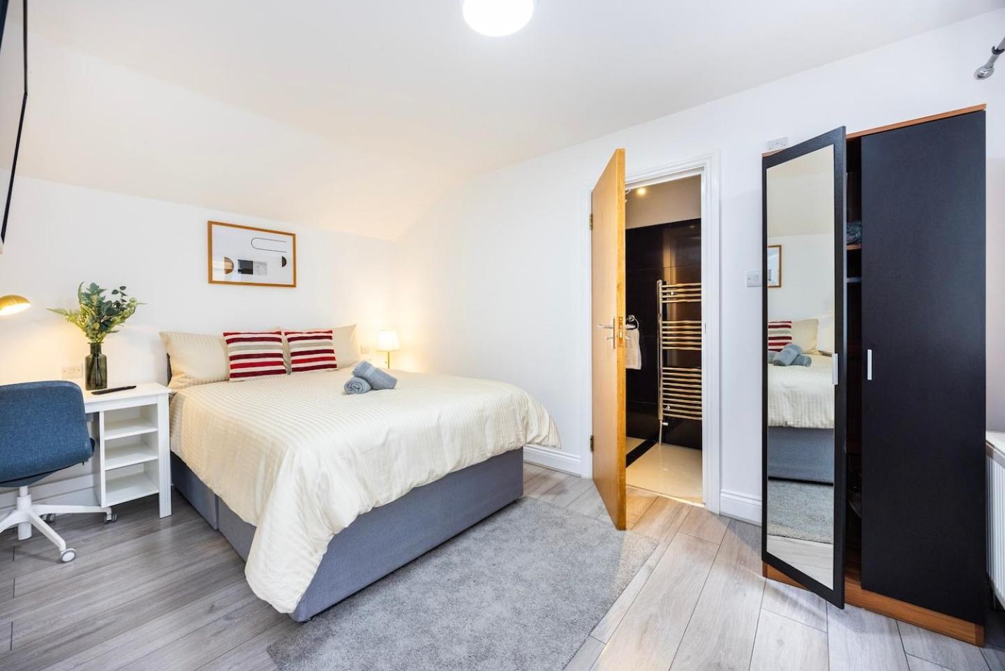 Three Bedroom 3 Bathroom In Kensington * Londen