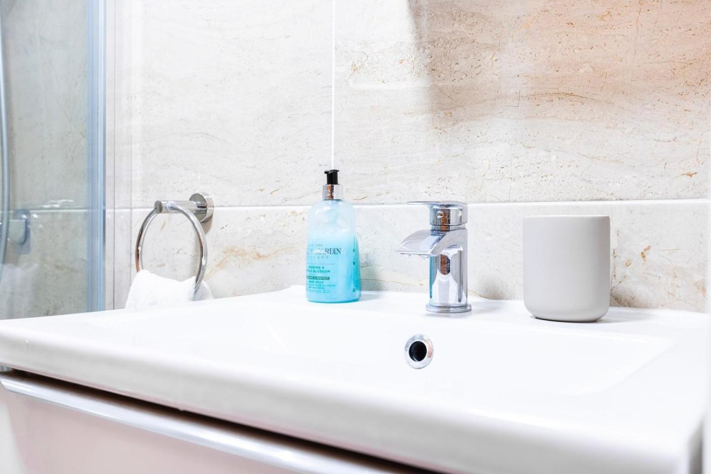 Three Bedroom 3 Bathroom In Kensington Appartement Londen