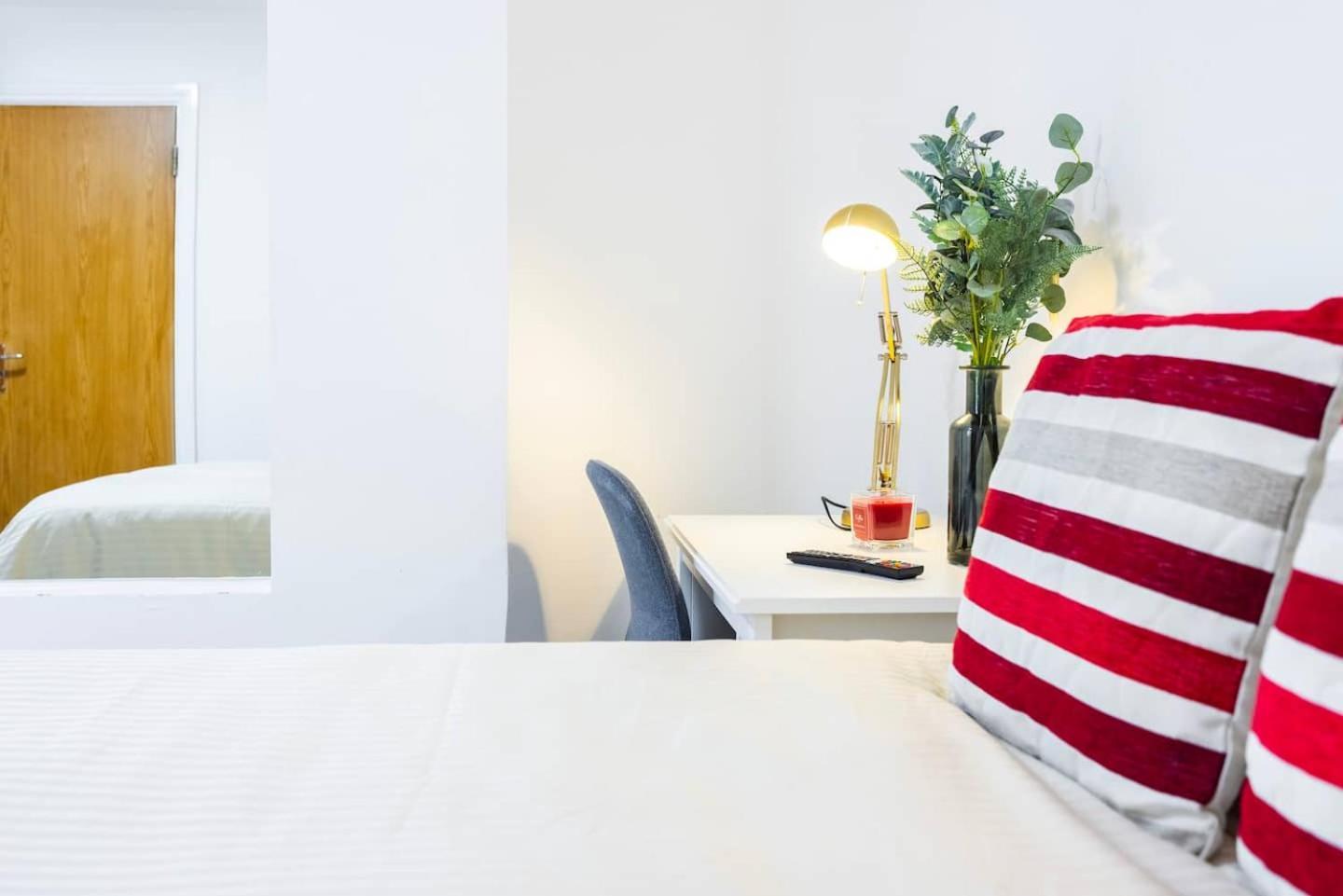 Three Bedroom 3 Bathroom In Kensington Appartement Londen