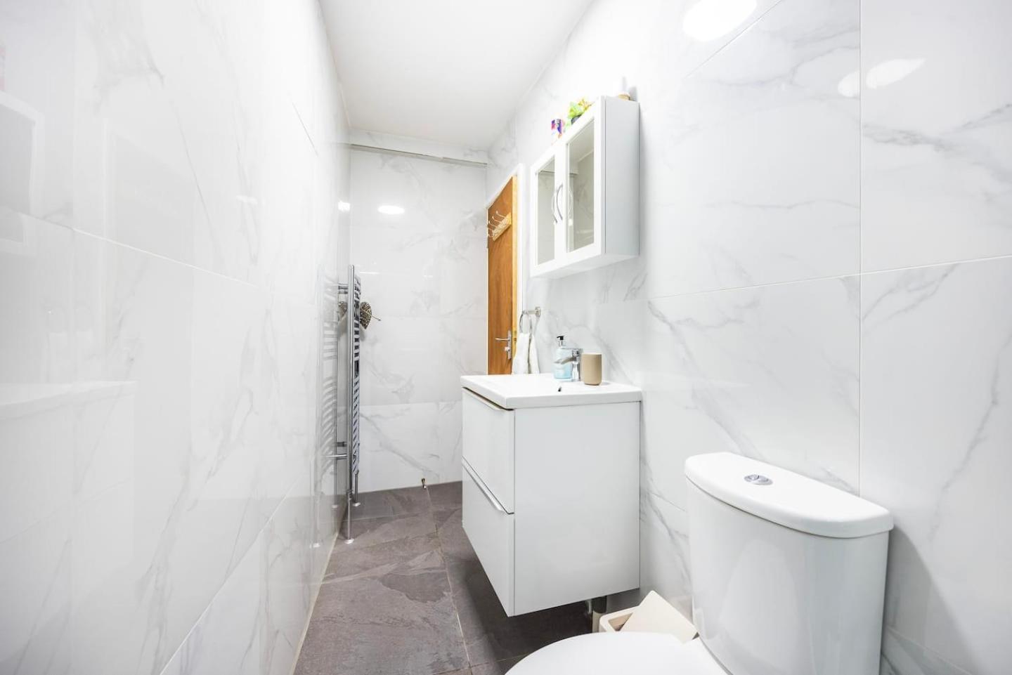 Three Bedroom 3 Bathroom In Kensington * Londen