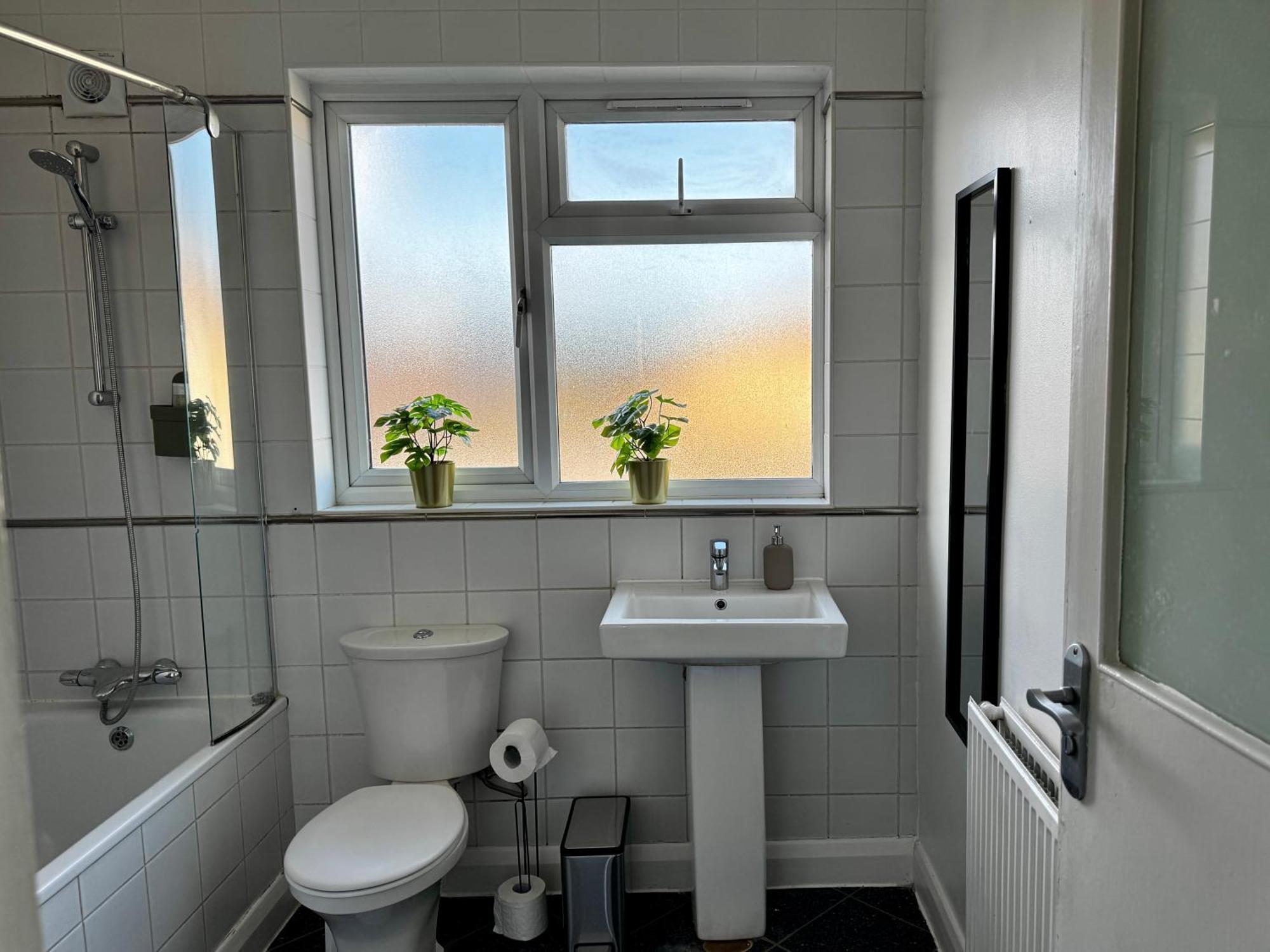 Guest house Maberic Housing West Gem Your Connection *