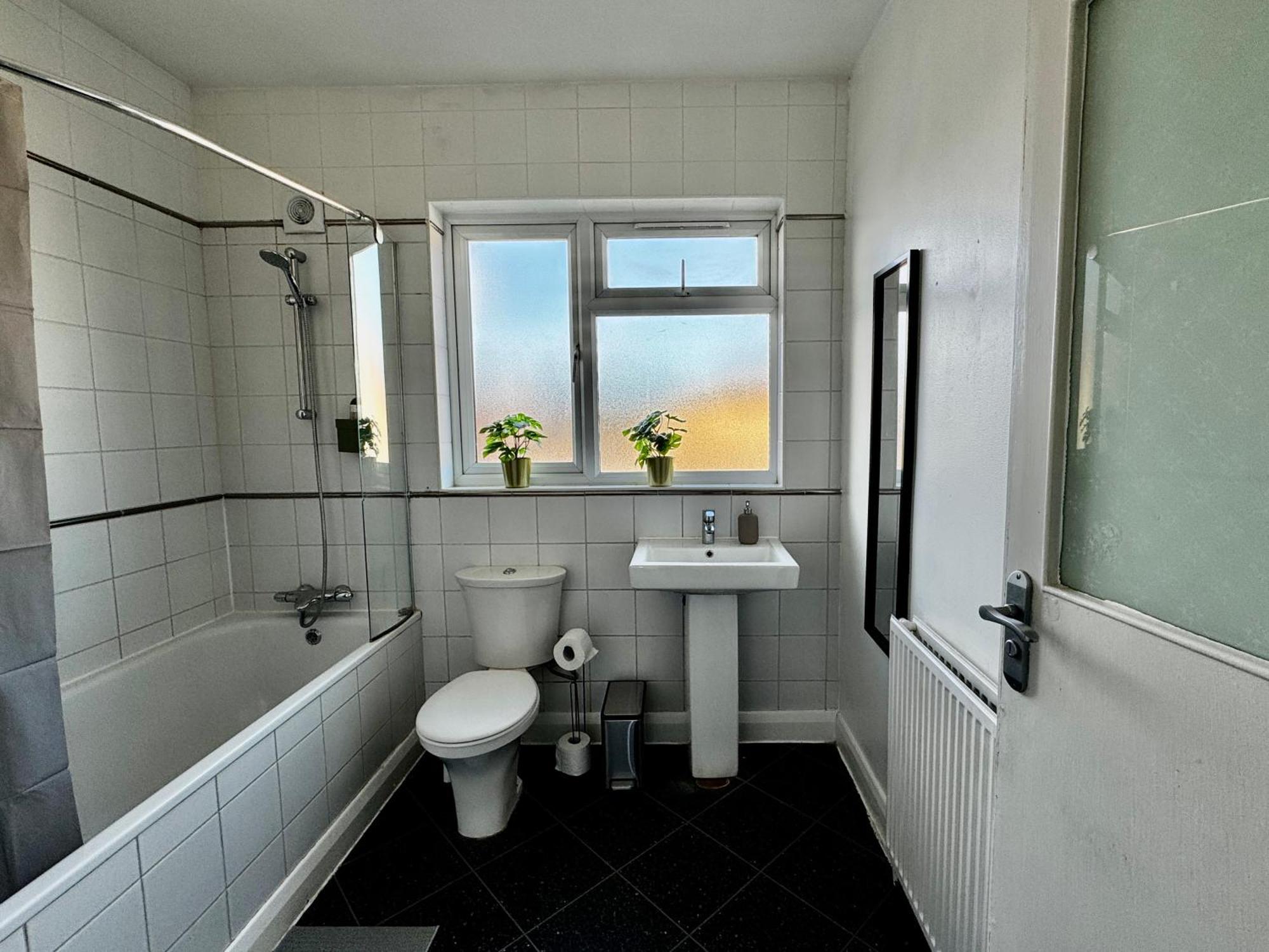 Guest house Maberic Housing West Gem Your Connection *
