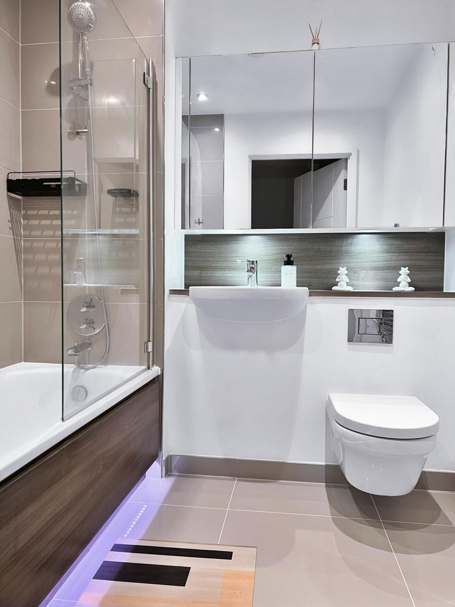 Bright Modern 2-bed With 2-bath & Balcony View