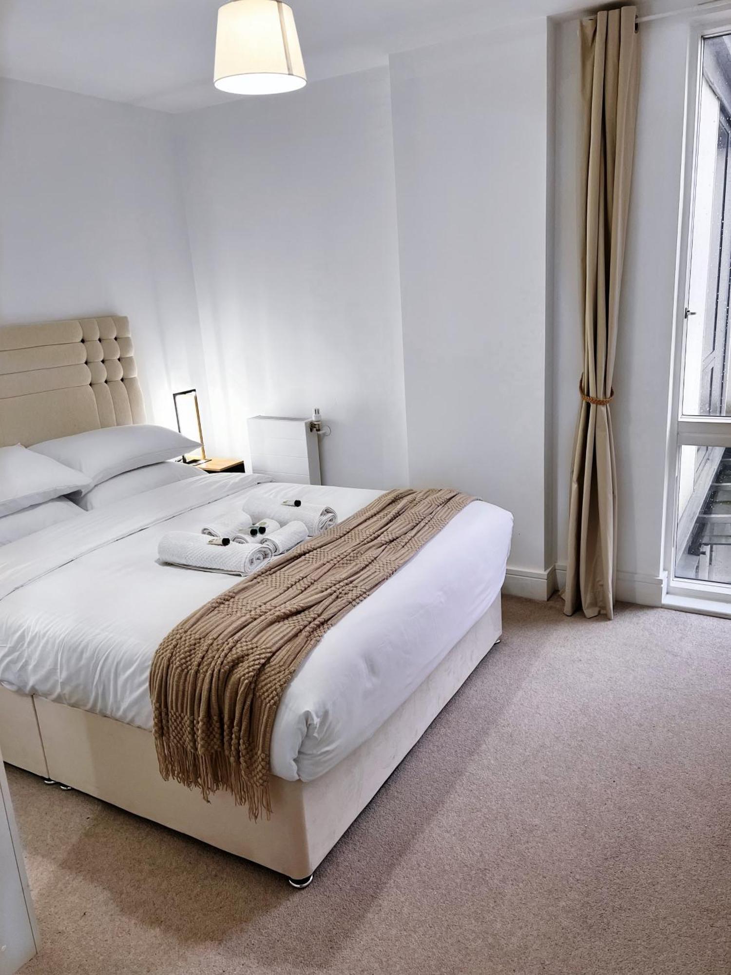 Bright Modern 2-bed With 2-bath & Balcony View * London