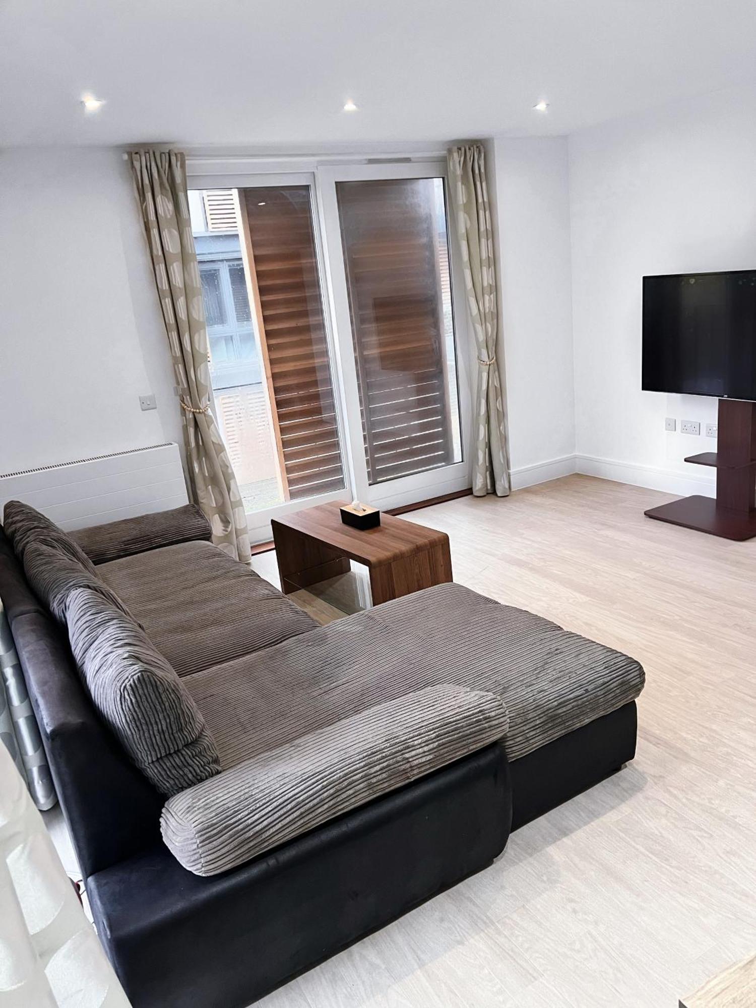 Apartment Bright Modern 2-bed With 2-bath & Balcony View London