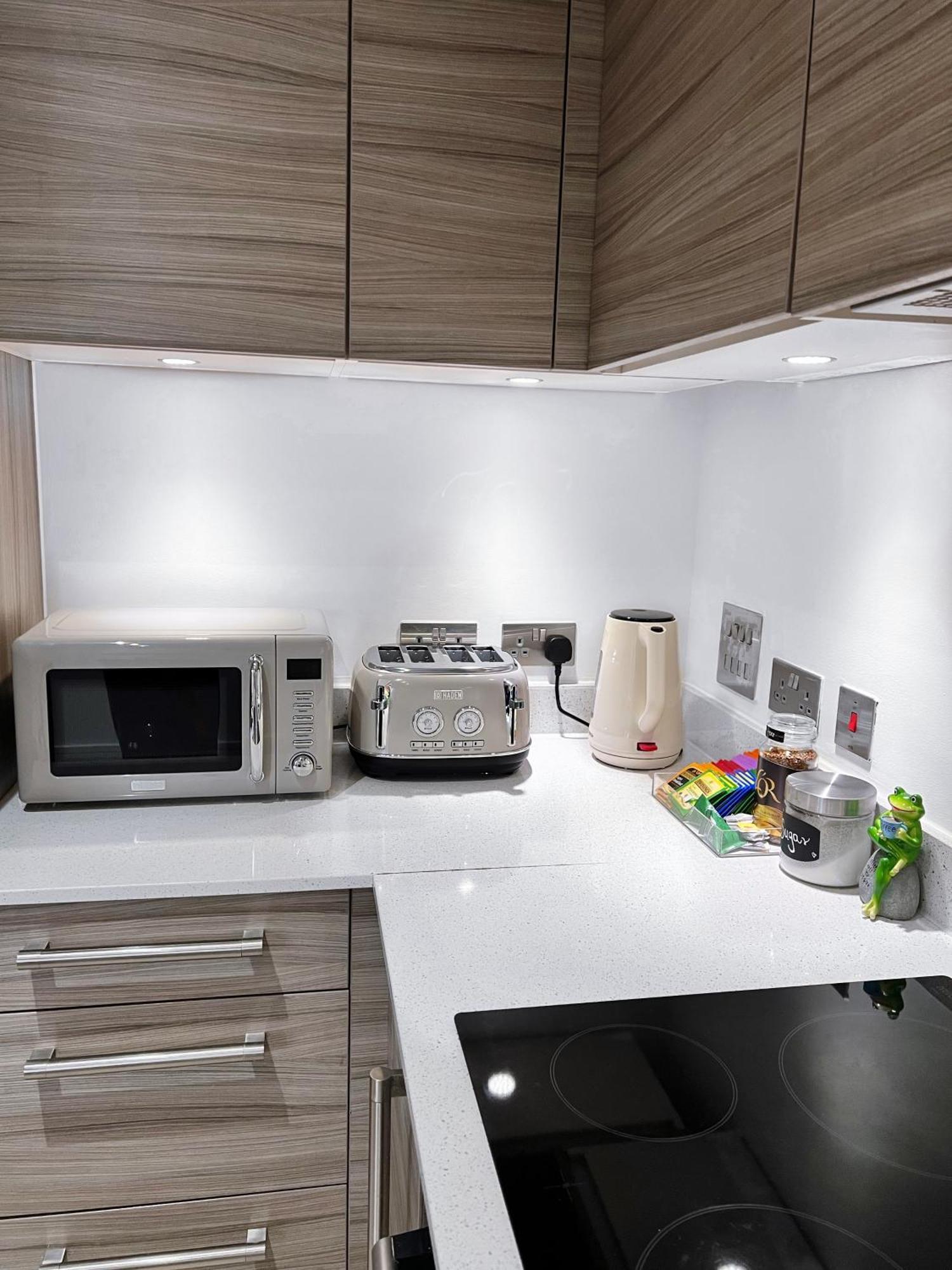 Apartment Bright Modern 2-bed With 2-bath & Balcony View London