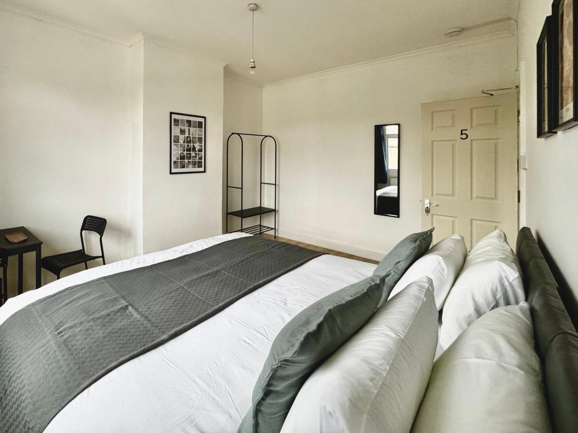 Guest house Maberic Housing West Gem Your Connection *