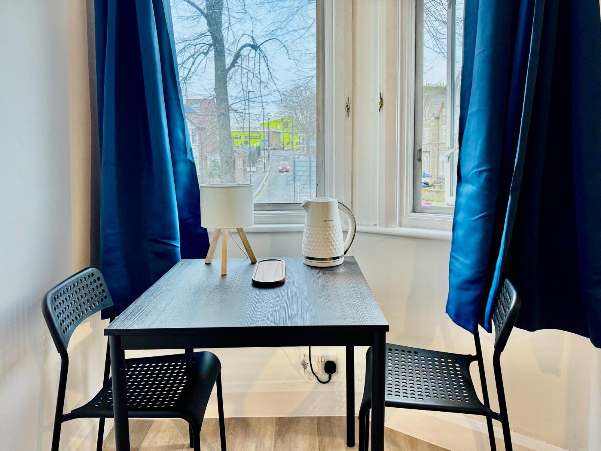 Guest house Maberic Housing West Gem Your Connection London
