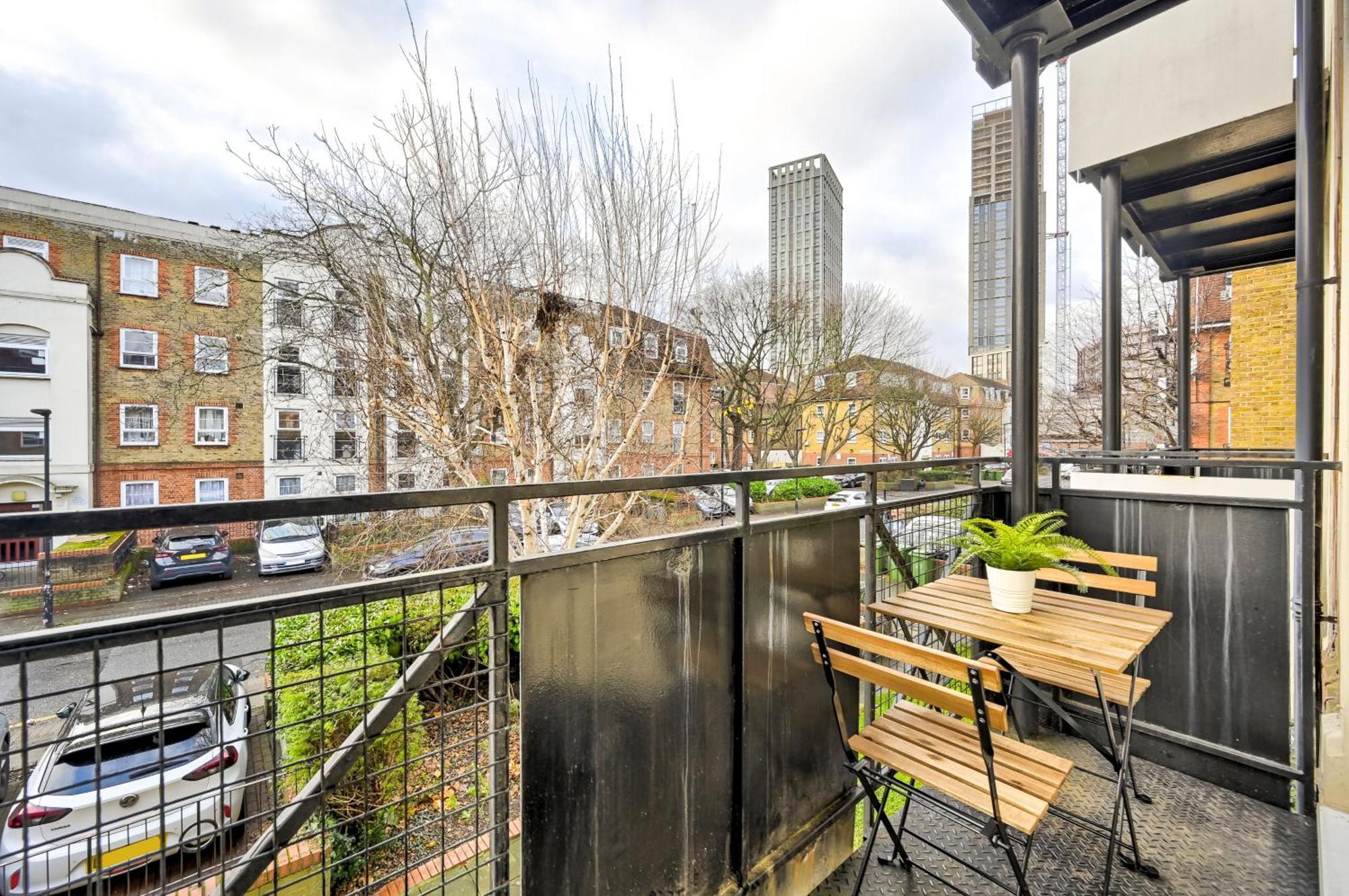 Perfect 1-Bed E15, Sleeps 5, 1 Min From Tube Station, Near Westfields London