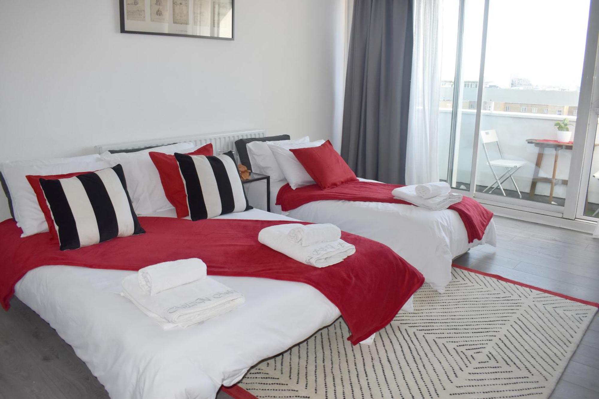 Skyline Apartment, London, Canary Wharf, River Side View And Street Parking Permit Apartment London
