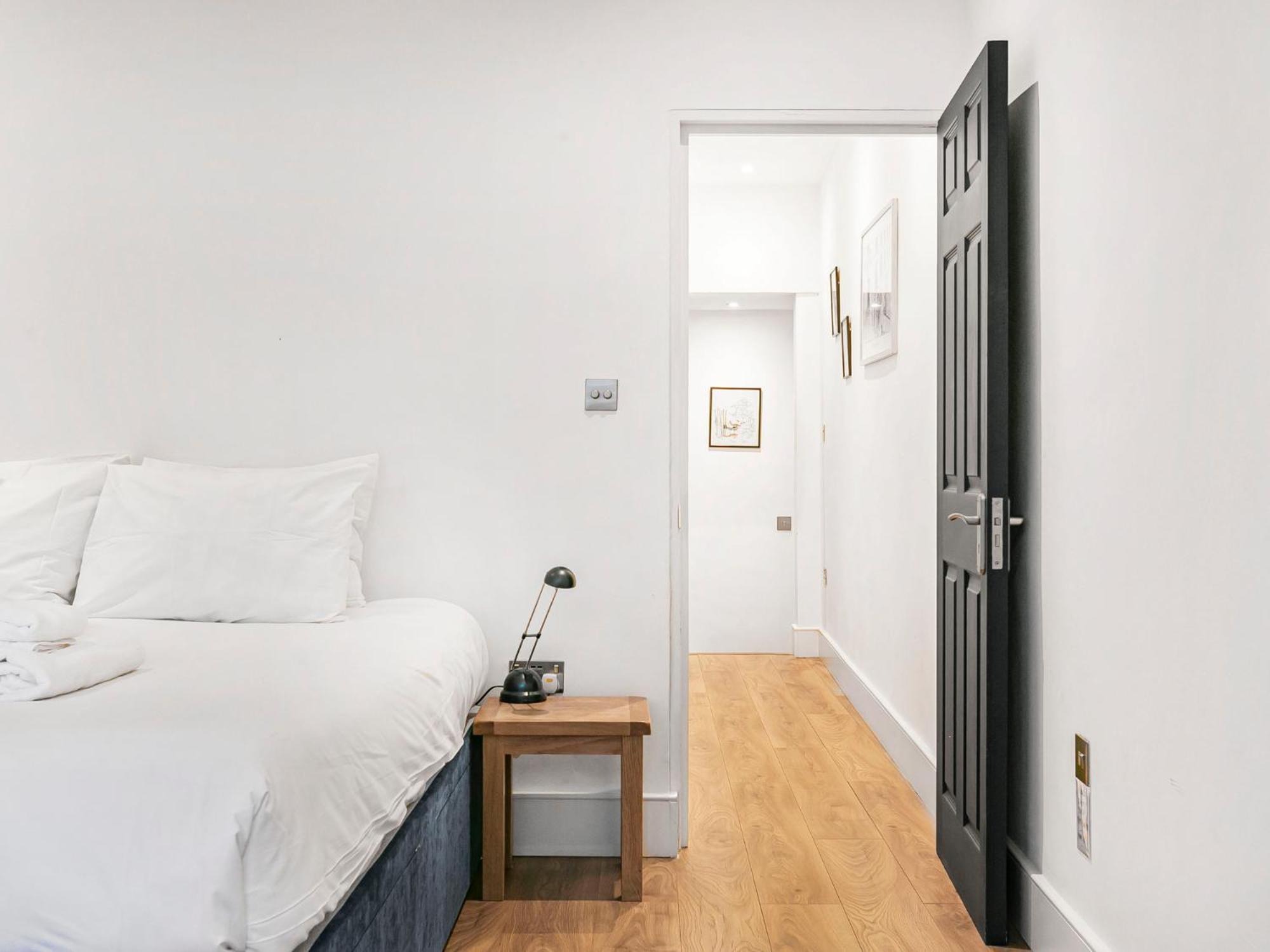 Pass The Keys Modern Victorian In Appartement