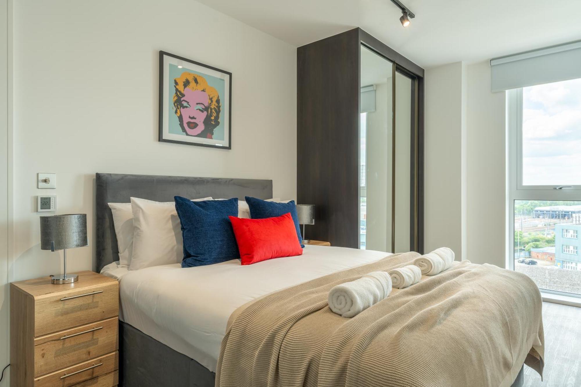 Mitre Warhol By Artsy Apartment London