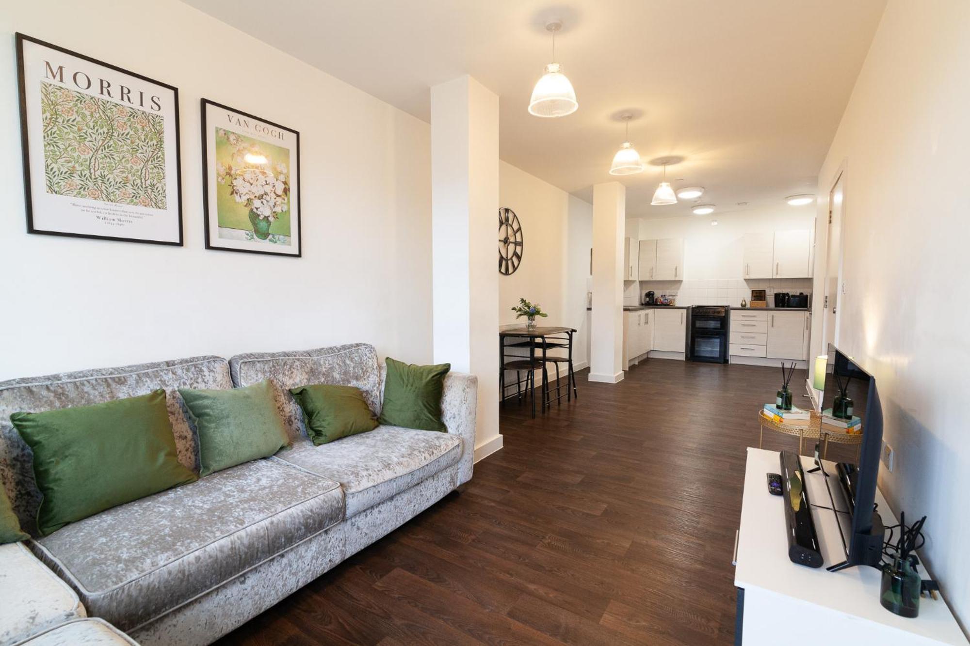 Appartement Spacious And Bright With Balcony Views Londen