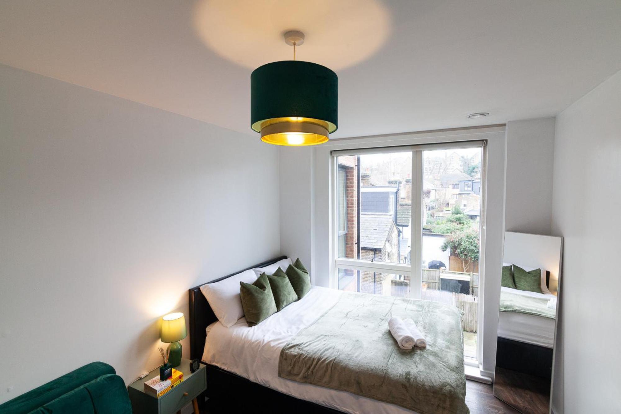 Spacious And Bright With Balcony Views Londen