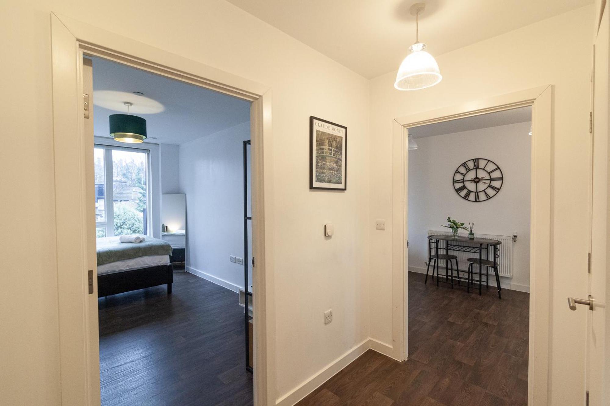 Spacious And Bright With Balcony Views Appartement Londen