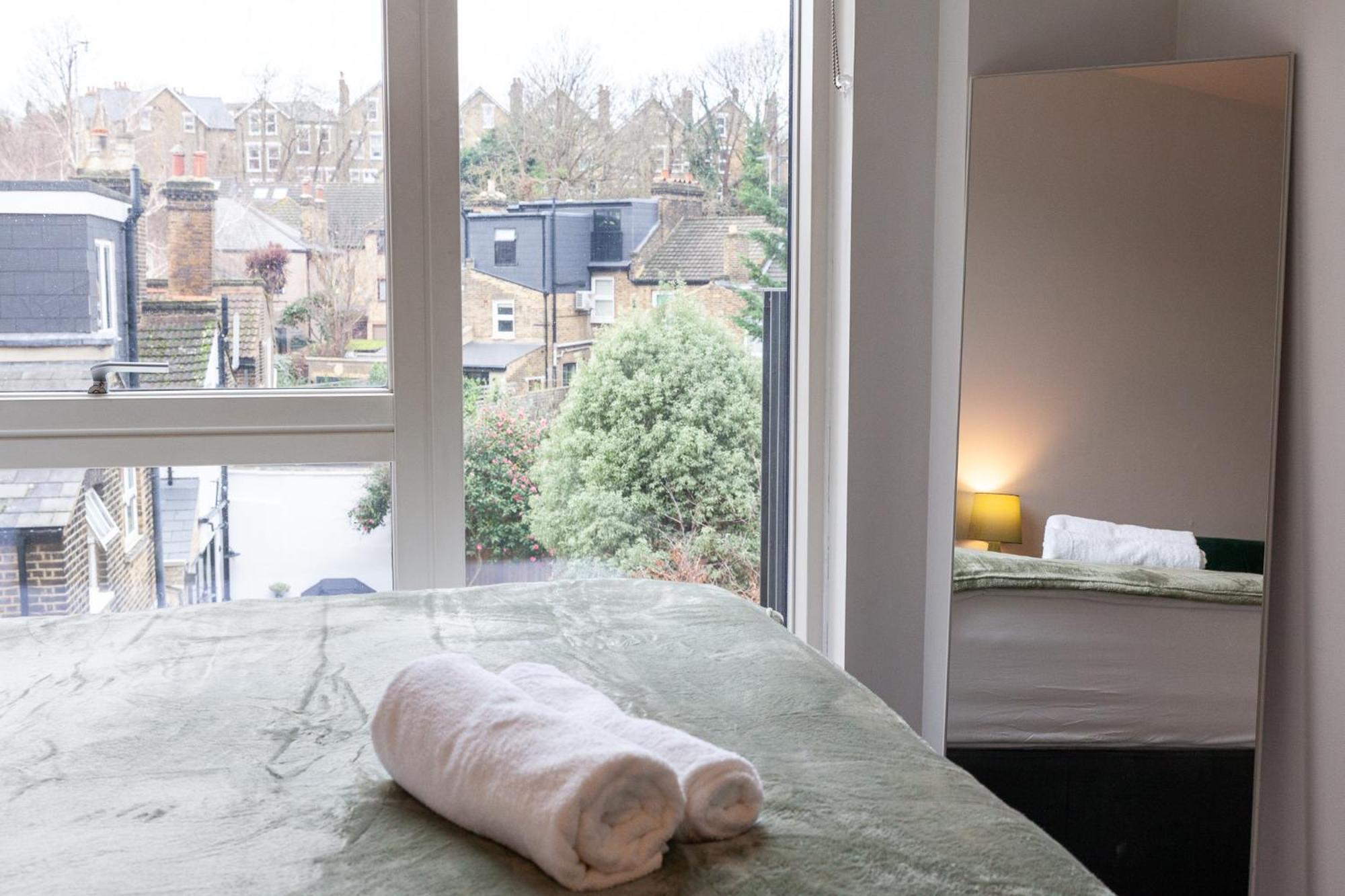 Appartement Spacious And Bright With Balcony Views Londen