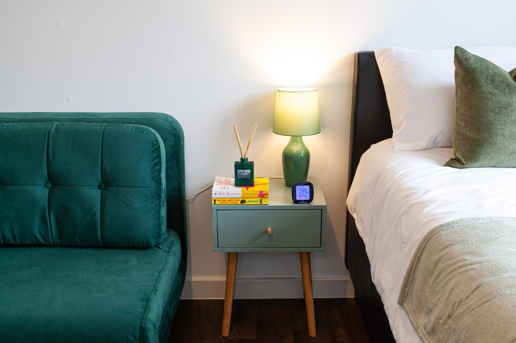 Spacious And Bright With Balcony Views * Londen