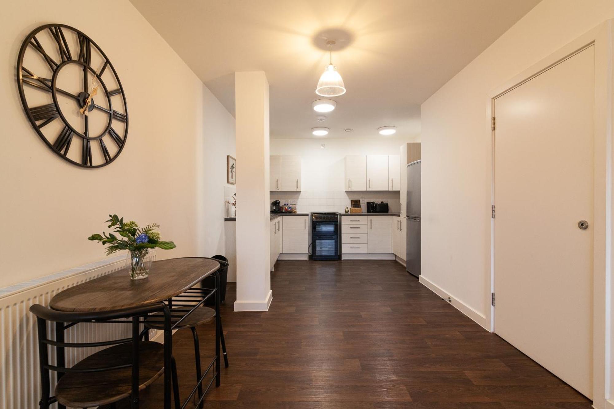 Appartement Spacious And Bright With Balcony Views Londen