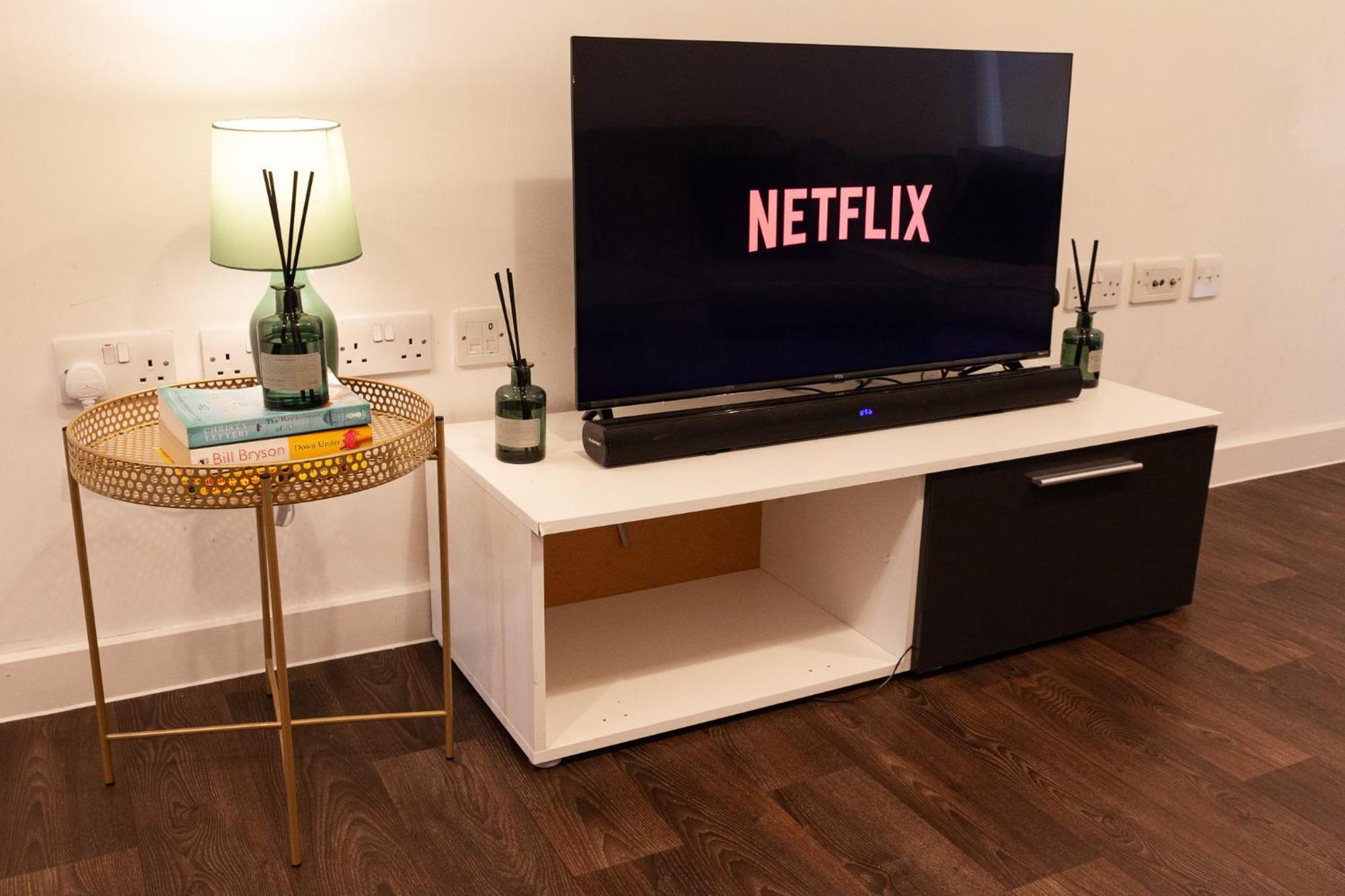 Spacious And Bright With Balcony Views * Londen