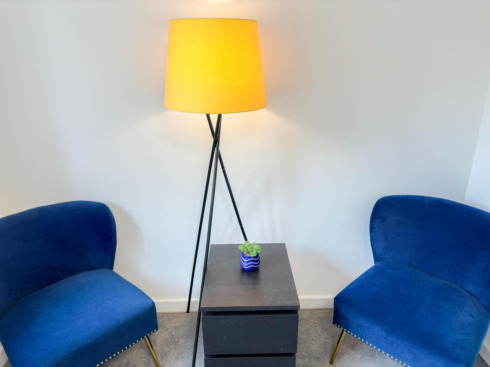 Cozy 2-bedroom Flat With Private Balcony Near Islington Station, Canonbury Apartment *