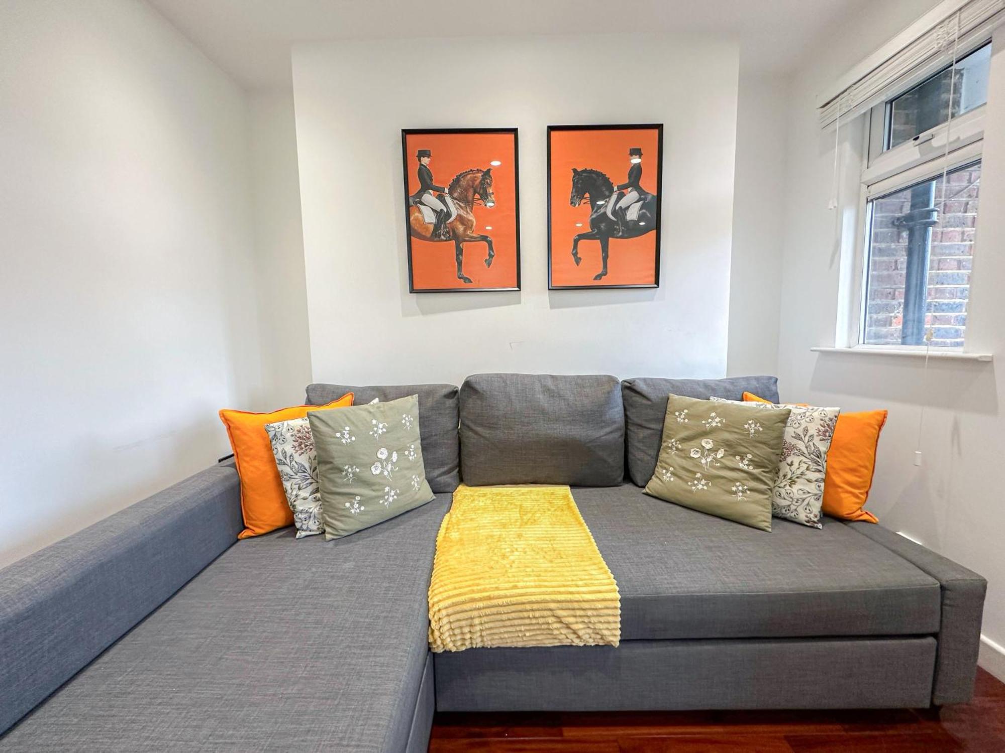 Cozy 2-bedroom Flat With Private Balcony Near Islington Station, Canonbury Apartment