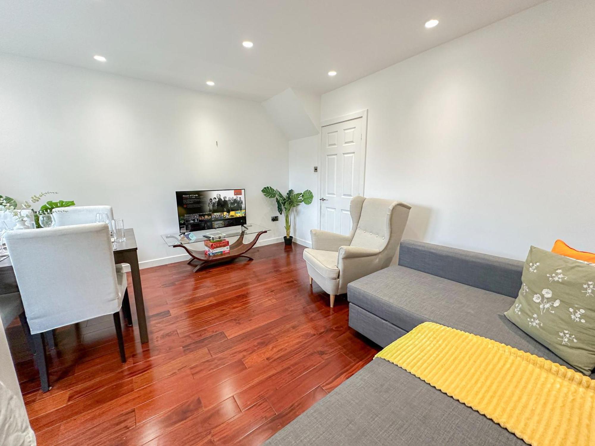 Cozy 2-bedroom Flat With Private Balcony Near Islington Station, Canonbury *
