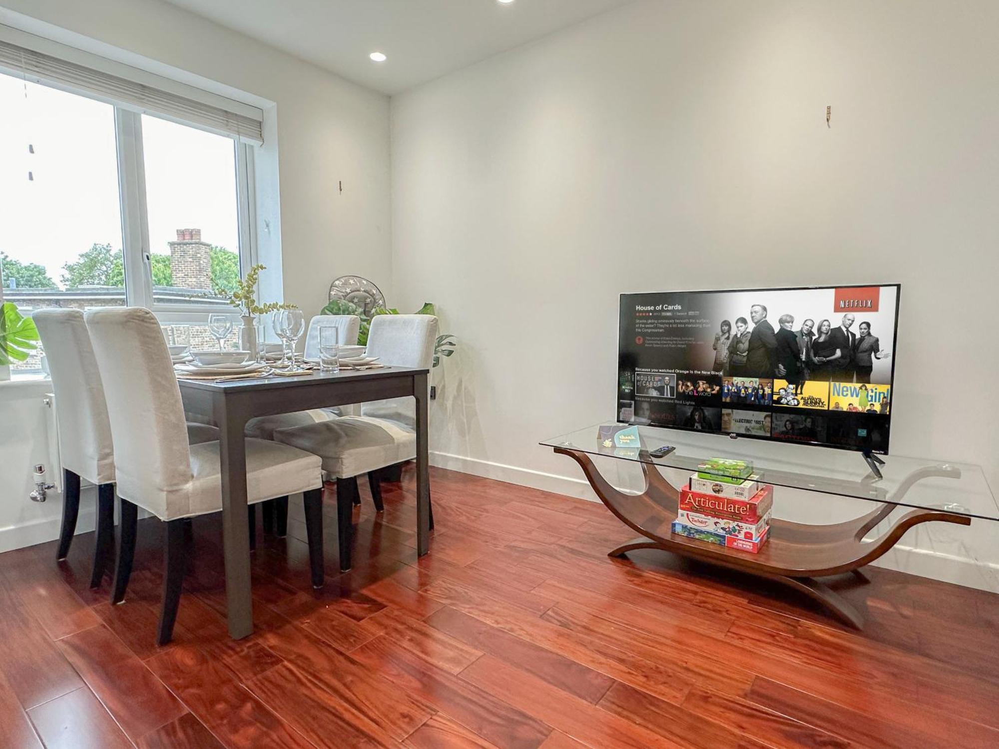 Cozy 2-bedroom Flat With Private Balcony Near Islington Station, Canonbury Apartment *