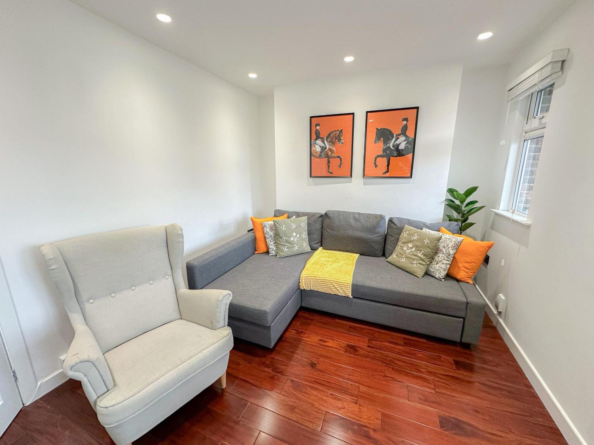 Apartment Cozy 2-bedroom Flat With Private Balcony Near Islington Station, Canonbury *